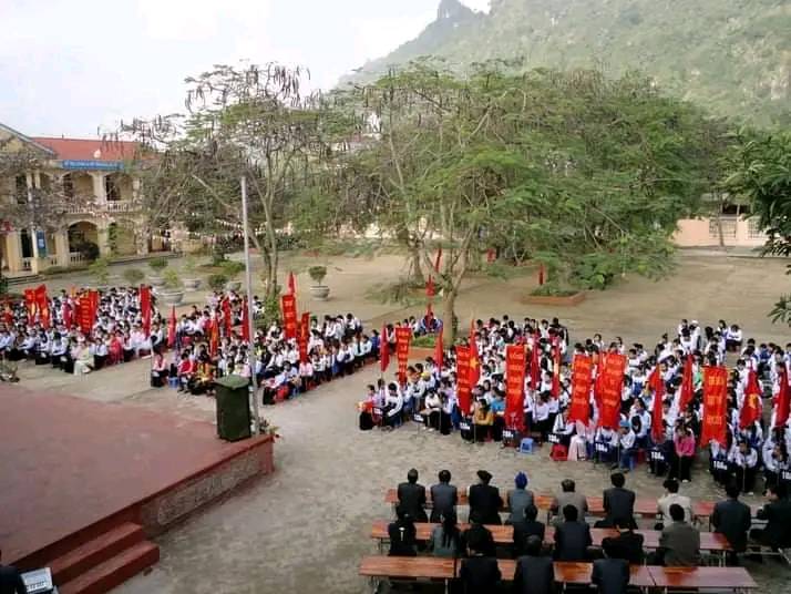 Ch&ugrave;m thơ thiếu nhi của Hoa Ph&ugrave; Sa (H&ograve;a B&igrave;nh).